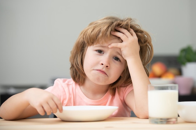 Un enfant pas affamé refuse de manger un enfant n'a pas d'appétit contrarié un petit enfant refuse de manger des céréales biologiques