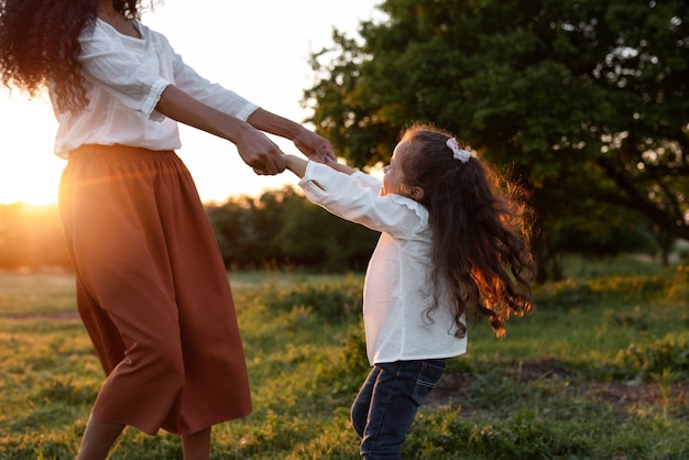 Photo enfant passant du temps avec ses parents