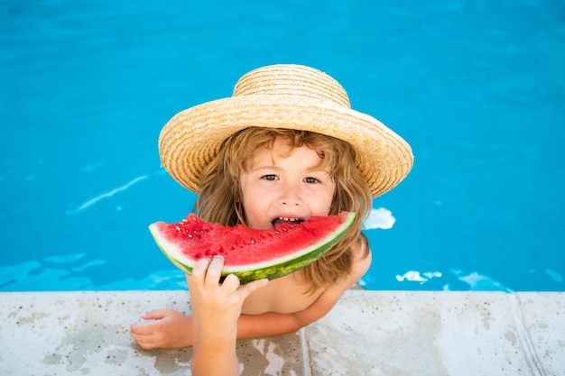 Enfant avec pastèque souriant nageant dans la piscine l'été sur les enfants de la station avec un morceau de melon d'eau
