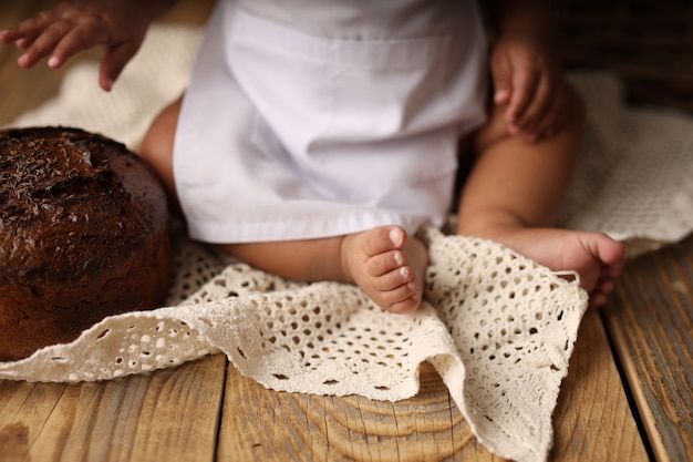 un enfant à la peau foncée dans un costume de chefs jambes de bébé