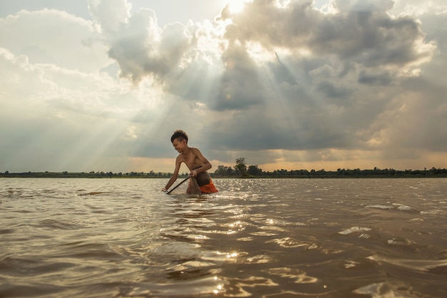 Enfant de pêche dans le lac