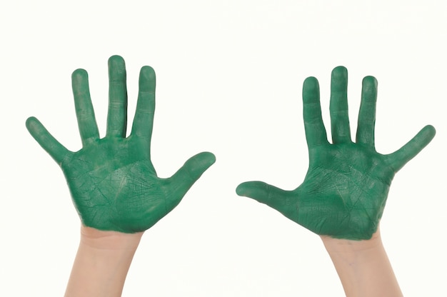 Un enfant peint dans un mains vertes isolées