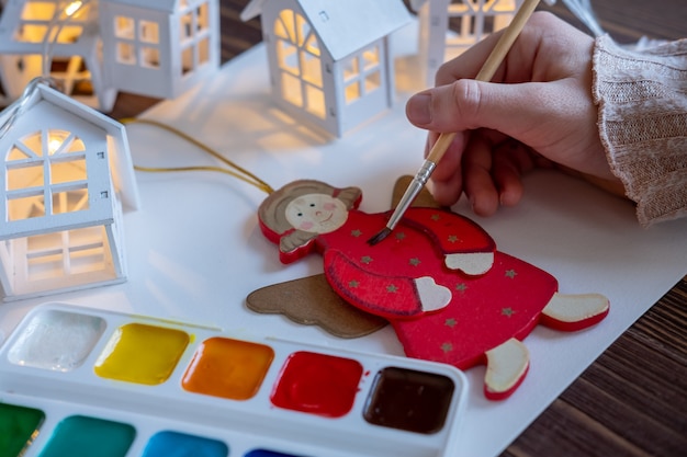 Enfant peint des jouets, des décorations pour l'arbre de Noël, la créativité des enfants, le concept