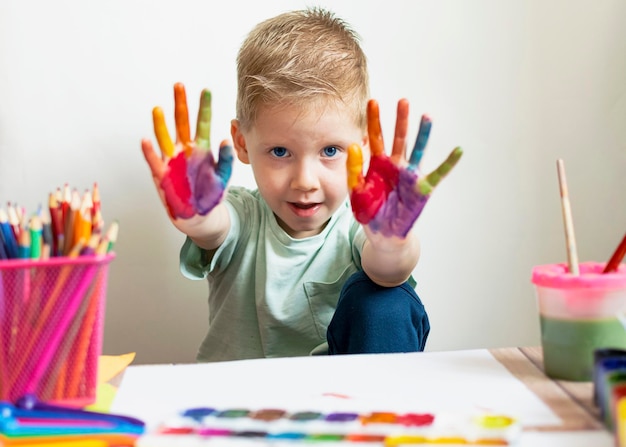 L'enfant peint Paumes et mains d'un enfant à l'aquarelle multicolore Pinceaux à la gouache à l'aquarelle Crayons de couleur et à la cire Autocollants Ensemble pour dessiner la créativité et les loisirs