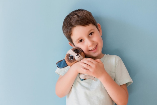 Enfant avec peluche fond bleu