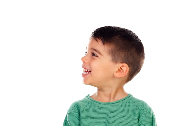 Enfant pensif avec t-shirt vert levant les yeux