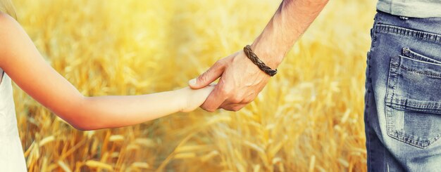 Enfant et père dans un champ de blé.