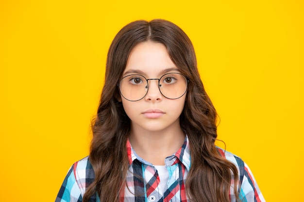 Enfant petite fille 12 13 14 ans fond studio portrait concept de mode de vie de l'enfance Closeup portrait d'enfant adolescent caucasien