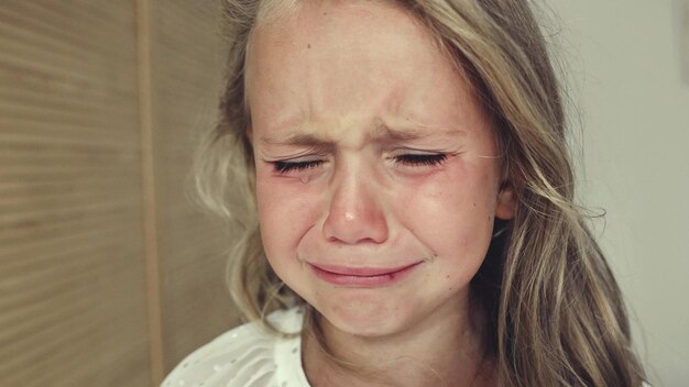 Photo enfant petite fille pleure larmes enfants tout-petits font face au stress violence à la maison victimes de maltraitance physique