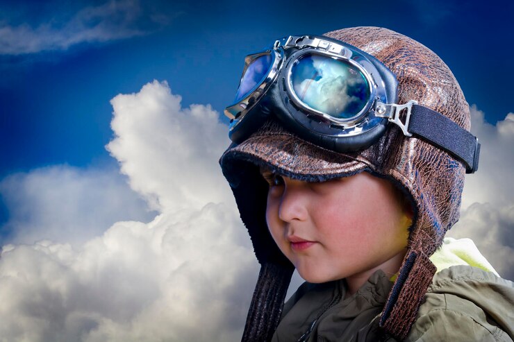 Photo enfant pilote, mignon et drôle sur fond de nuages