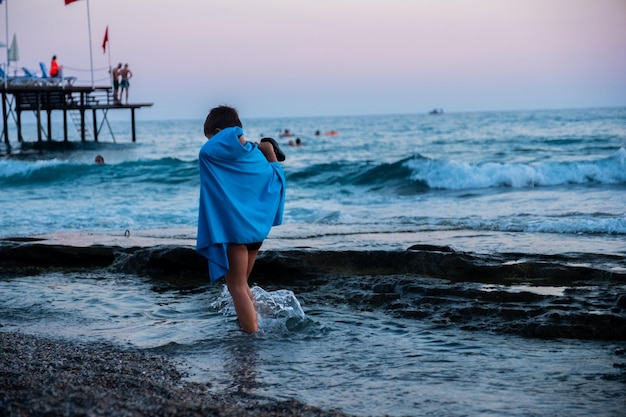 Enfant à la plage au coucher du soleil