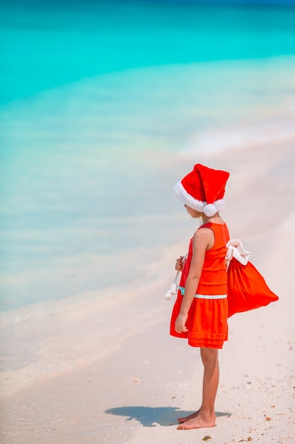 Enfant sur la plage en vacances de Noël