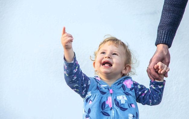 L'enfant pointe vers le ciel Mise au point sélective