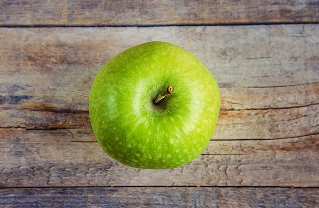 Enfant avec une pomme. Mise au point sélective. la nature