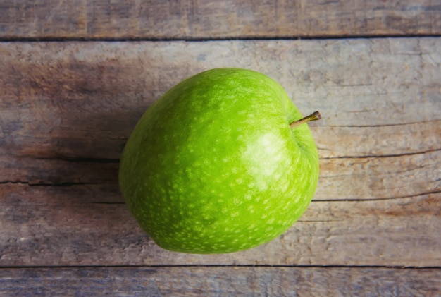 Enfant avec une pomme. Mise au point sélective. la nature