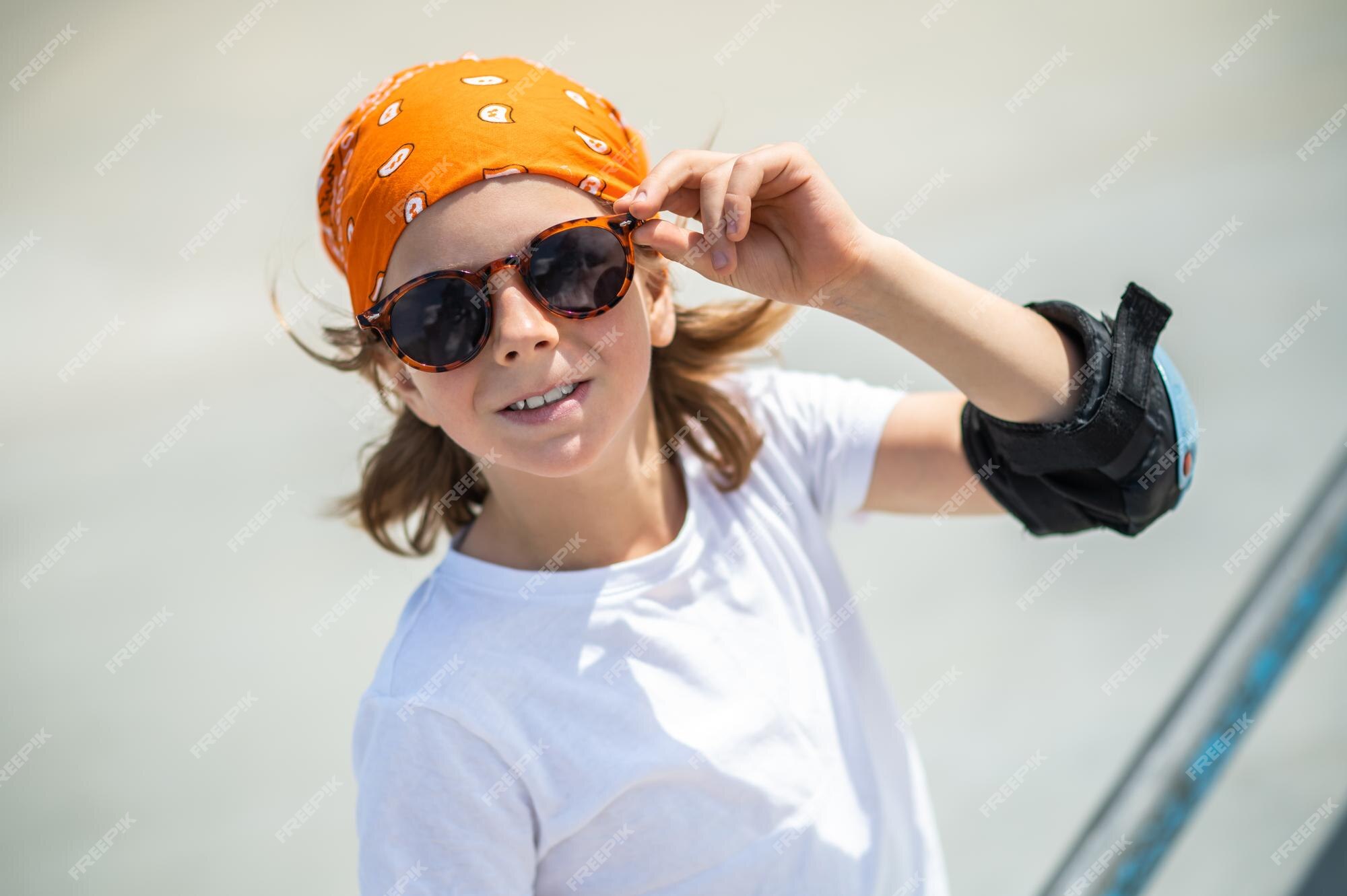 Enfant Portant Des Lunettes De Protection Et Une Coudière à L'extérieur