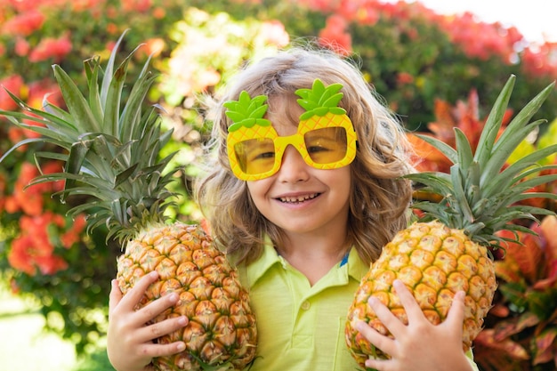 Enfant portant des lunettes de soleil amusantes avec un enfant ananas avec des fruits exotiques de fruits tropicaux pour enfants