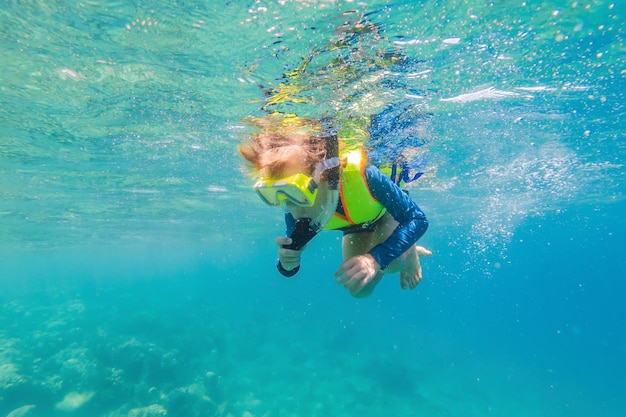 Enfant portant un masque de plongée sous-marine