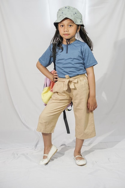 Photo un enfant pose comme un modèle avec un fond blanc