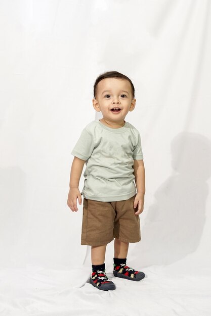 Photo un enfant pose comme un modèle avec un fond blanc