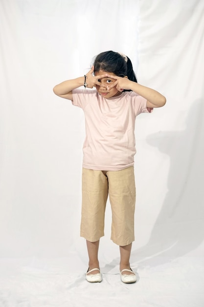 Photo un enfant pose comme un modèle avec un fond blanc