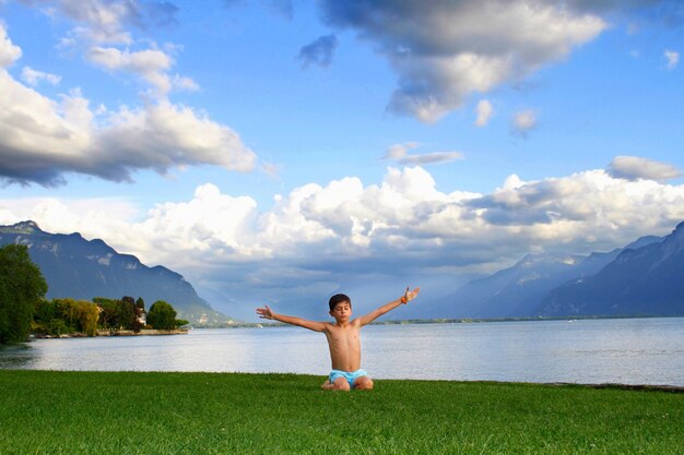 Enfant pratiquant la relaxation et profitant de la nature