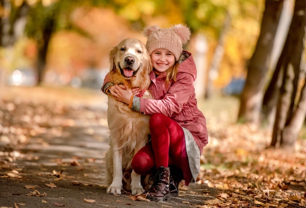 Enfant préadolescent et chien golden retriever