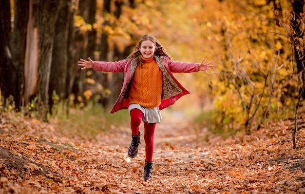 Enfant préadolescente au parc d'automne