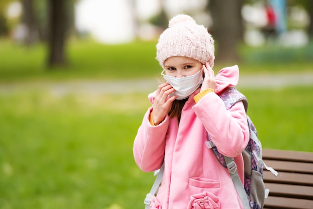 Enfant préadolescente avec masque médical