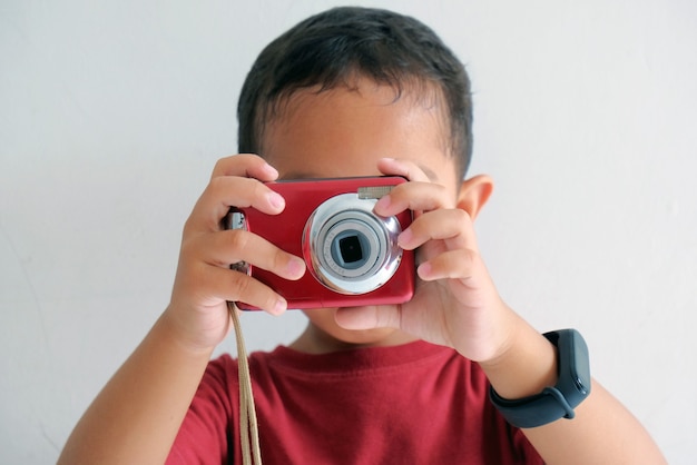 Enfant prenant une photo à l'aide d'un appareil photo