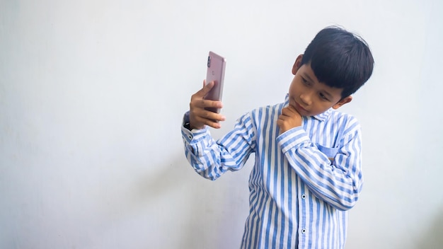 Un enfant prend des selfies