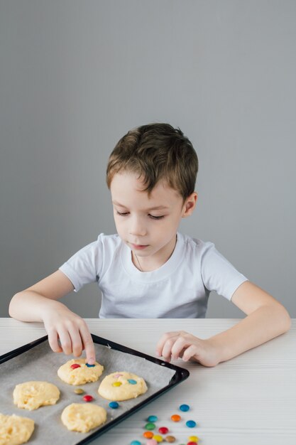 L'enfant prépare des biscuits de Noël faits maison