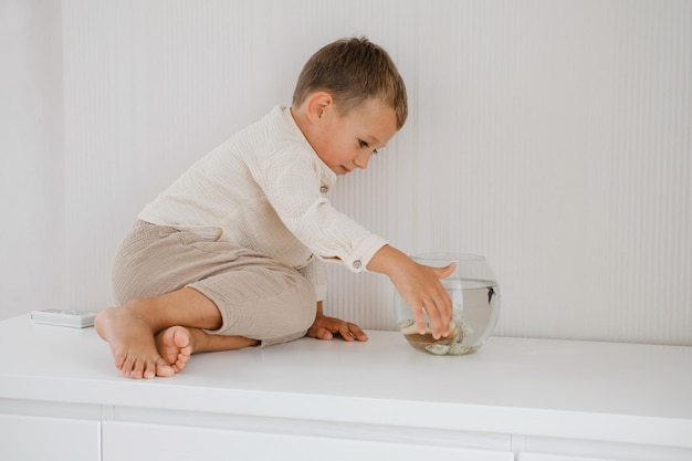 Enfant près de l'aquarium à la maison