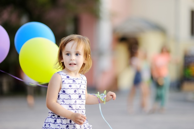 Enfant prêt à féliciter un ami pour son anniversaire