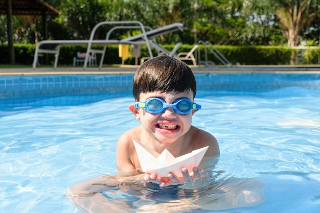 Enfant prétendant être un monstre marin qui a pris le bateau en papier.