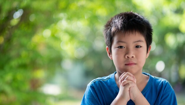 enfant priant le matin, mains jointes en prière