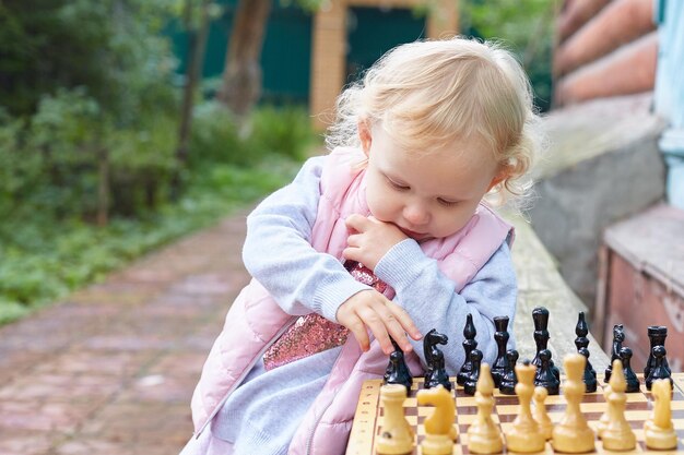 L'enfant prodige joue aux échecs Le concept d'éducation à la formation au développement | Photo Premium