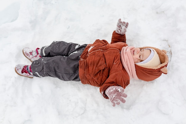 Photo enfant profitant des activités hivernales dans la neige