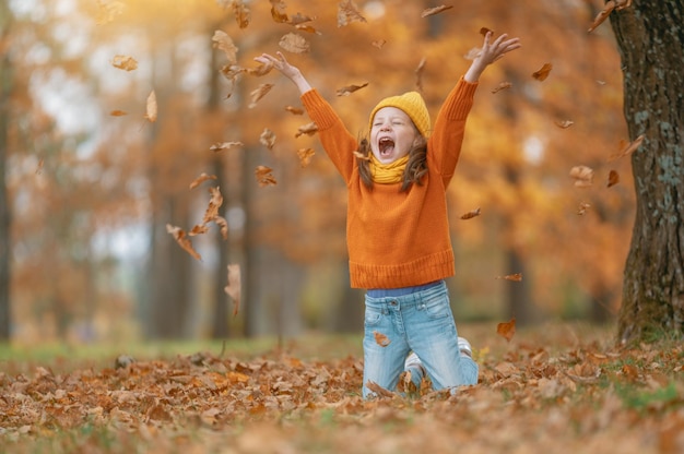 Enfant en promenade d'automne