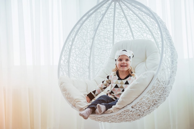 Enfant en pyjama chaud et doux jouant au lit