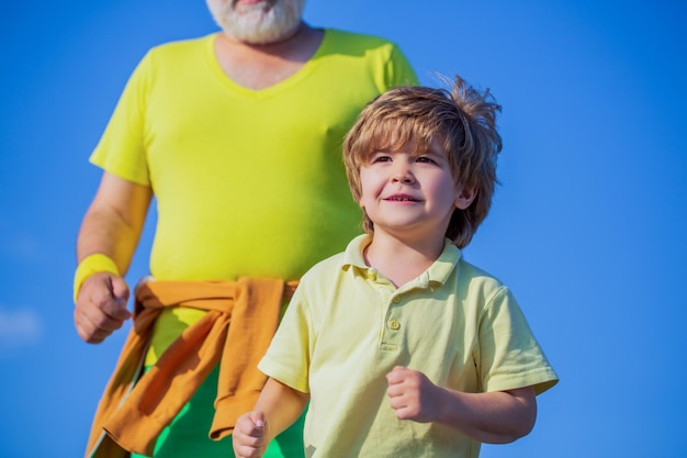 Enfant qui court dans le stade Enfant qui court en plein air Jogging pour enfant Père et fils font du sport et courent