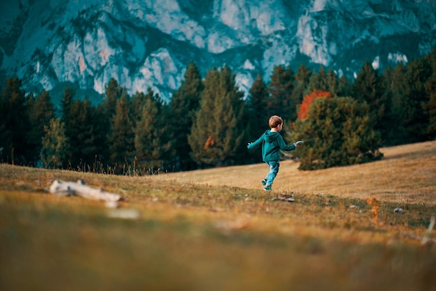 Enfant qui descend la montagne