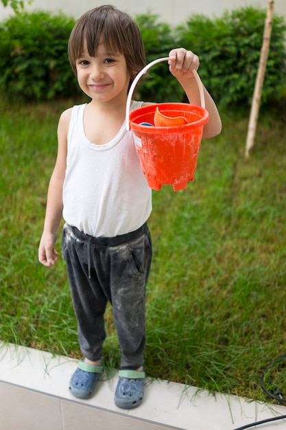 Enfant qui joue dans le sable