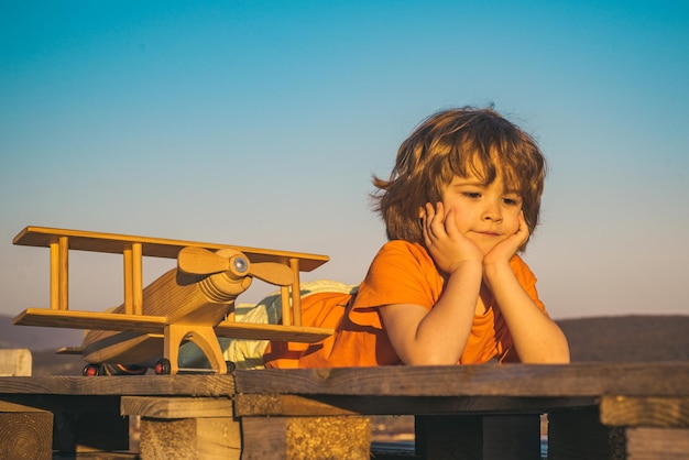 Enfant qui rêve. Image en gros plan d'un beau petit garçon rêvant.