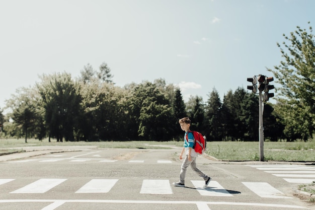 Un enfant qui traverse la rue