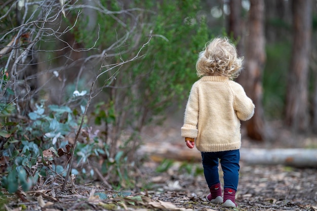 un enfant en randonnée dans la forêt