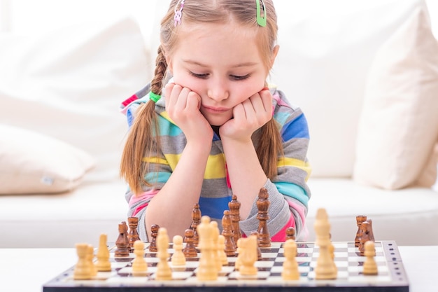 L'enfant réfléchit profondément à la stratégie gagnante aux échecs