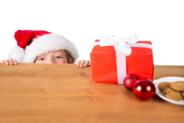 Photo enfant regardant le cadeau de noël