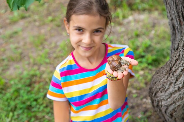 L'enfant regarde l'escargot Mise au point sélective