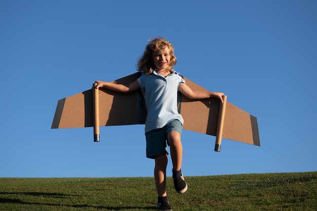 Enfant rêve de devenir un pilote de fusée concept d'imagination et de motivation jeune garçon pilote contre un